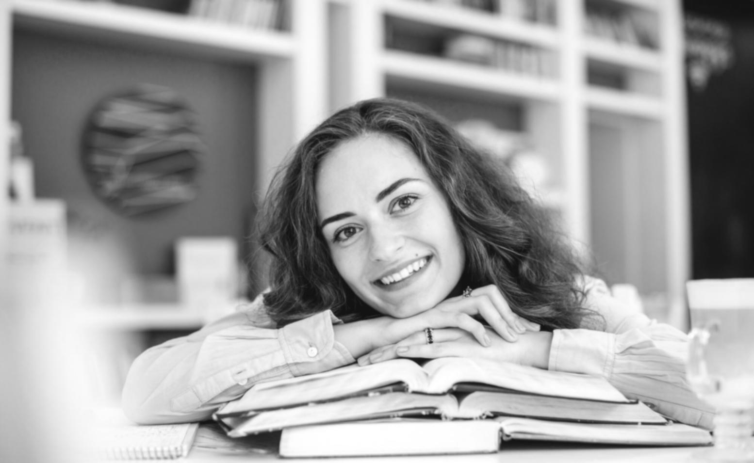 Analyse financière sur écran avec graphiques et données