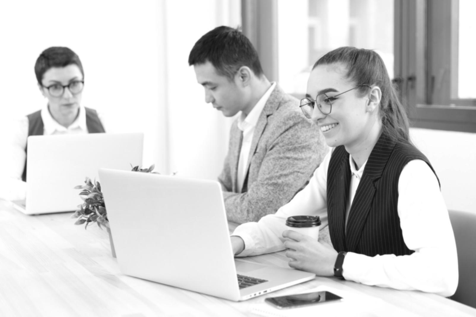 Notre équipe d'experts en analyse financière travaillant sur des stratégies d'entreprise personnalisées